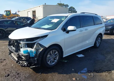 2022 Toyota Sienna Xle z USA, uszkodzony, nr VIN 5TDJRKEC2NS101604